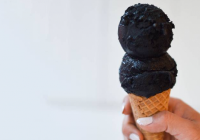 Melnas krāsas saldējums šovasar solās būt īpaši populārs